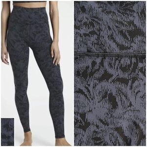 Athleta • Elation 7/8 Textured Tight Frosted Floral Navy Black